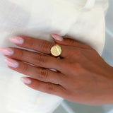 Ponadczasowy sygnet z satynowym i nacinanym wykończeniem próba 585