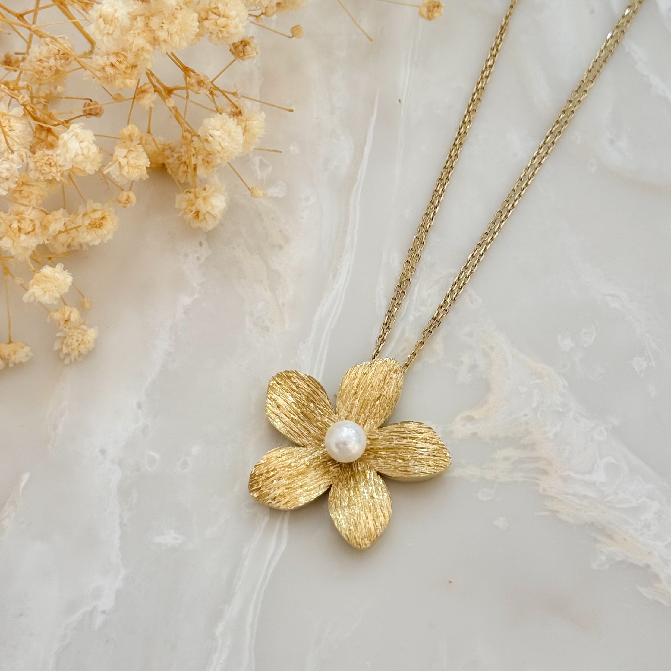 Elegancki naszyjnik Blossom z kwiatem i perłą próba 585